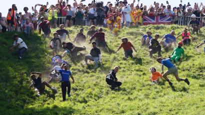 Bild: Jacob King/PA Wire/dpa
Das Käserennen in England hat Tradition.