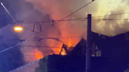 Bild: Felix Besold/NEWS5/dpa
Das Dach der Halle stand in der Nacht komplett in Flammen.