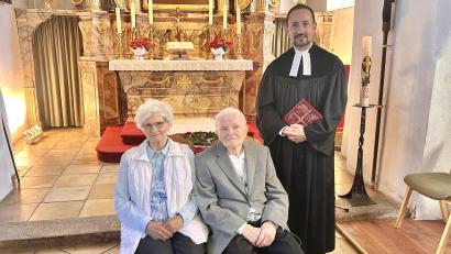 Bild: privat Walter Fischer 
Emilie und Fritz Fischer feierten gemeinsam mit Pfarrer Stefan Fischer in der Nikolauskirche in Kohlberg ihre diamantene Hochzeit. Dort hatten sie vor 60 Jahren geheiratet.