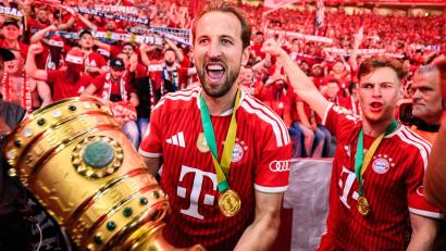 Bild: Tom Weller/dpa
Harry Kane jubelt mit dem DFB-Pokal.