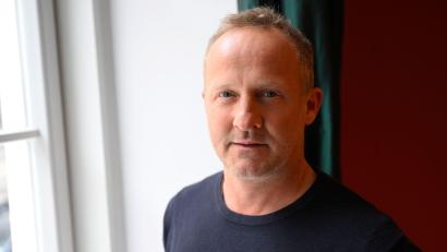 Bild: Felix Hörhager/dpa
Maximilian Brückner rät zu einem Leben zwischen „Carpe Diem und Memento Mori“.