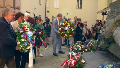 Bild: Michael Heitmann/dpa
Zum Abschluss des Sudetendeutschen Tags wurden an einem ehemaligen Gestapo-Gefängnis Kränze und Blumen niedergelegt.