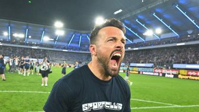 Bild: Swen Pförtner/dpa
Paderborns Trainer Ralf Kettemann bejubelt den Aufstieg.