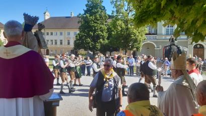 Bild: Margit Ringer
Die Musikkapelle Dießfurt begleitete Regensburger Wallfahrt Der Pilgerzug mit der Musikkapelle Dießfurt zieht am Kapellplatz in Altötting an der Schwarzen Madonna (links) und Bischof Rudolf Voderholzer (rechts, mit Stab) vorbei.
