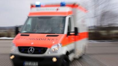 Bild: Stephan Jansen/dpa
Der Rettungsdienst brachte den 78-Jährigen nach dem Unfall in ein Krankenhaus, wo er am Montagmorgen starb. (Symbolbild)