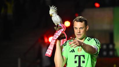 Bild: Tom Weller/dpa
Manuel Neuer trägt nach dem Pokalsieg die Kakadu-Trophäe des FC Bayern.
