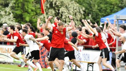 Bild: Hubert Ziegler
Trainer Dieter Scheler (Mitte) sowie Spieler und Fans jubeln über den Klassenerhalt des SC Luhe-Wildenau II.