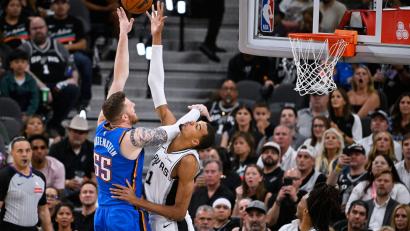 Bild: Darren Abate/AP/dpa
Victor Wembanyama (re.) dominierte Spiel vier gegen Isaiah Hartenstein und die Oklahoma City Thunder.