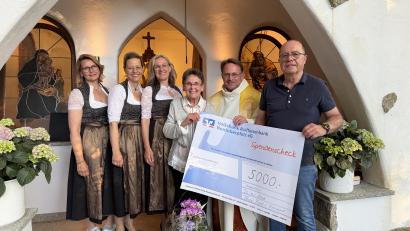 Bild: fvo
Nach der Maiandacht an der Christophorus-Kapelle der Familie Wildenauer übergibt Christa Wildenauer eine Spende in Höhe von 5000 Euro zur Unterstützung der Renovierung der Vohenstraußer Pfarrkirche (von links):der Waldthurner Dreigesang TriAngel mit Andrea Götz, Steffi Daubenmerkl, Doris Völkl sowie Christa Wildenauer, Dekan Alexander Hösl und Kirchenpfleger Werner Hanauer.