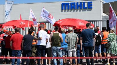 Bild: Sven Hoppe/dpa
Beschäftigte des Autozulieferers Mahle nehmen vor dem Werk an einem unbefristeten Streik teil.