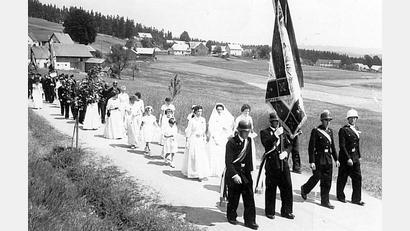 Bild: Archiv der Feuerwehr Neudorf
1956 feiert die Feuerwehr das 70-jährige Bestehen mit Festbraut Anna Spieß (Mitte) und ihren Begleiterinnen Anna Piehler (links) und Agnes Jentsch.