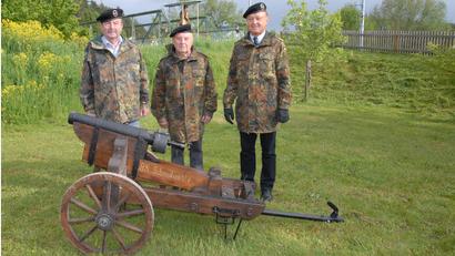 Bild: pop
Vorsitzender Karl Fochtner, Anton Eschenloher und Michael Vierl (von rechts) mit der alten Salutkanone, die bei besonderen Anlässen wie Fronleichnam oder Volkstrauertag im Einsatz ist.