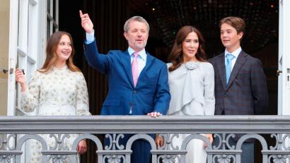 Bild: Ida Marie Odgaard/Ritzau Scanpix/AP/dpa
„Hurra! Hurra! Hurra!“: König Frederik X. dirigiert die jubelnde Menge an seinem 58. Geburtstag vom Balkon des Schlosses Amalienborg aus. An seiner Seite: Königin Mary (zweite von rechts) und seine jüngsten Kinder Josephine (links) und Vincent (rechts).