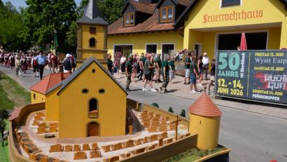 Bild: Robert Dotzauer
Auch ein Modell der Dorfkirche wurde beim Festzug mitgeführt.