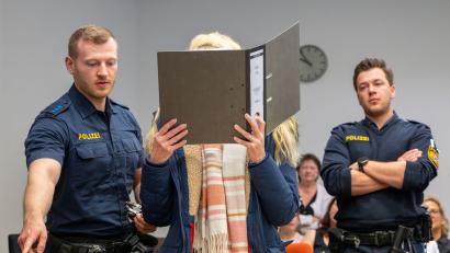 Bild: Peter Kneffel/dpa
Das Urteil gegen die Haupttäterin, den Auftragskiller, die Tochter und deren Lebensgefährten wegen eines Mordkomplotts ist rechtskräftig. (Archivbild)