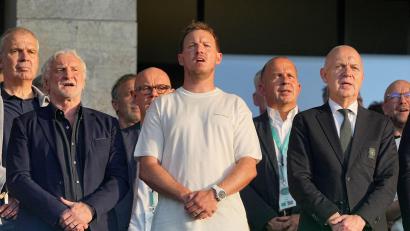 Bild: Michael Kappeler/dpa
Julian Nagelsmann (m.) steht zwischen DFB-Sportdirektor Rudi Völler (l.) und Verbandschef Bernd Neuendorf (r.) auf der Tribüne des Berliner Olympiastadions.
