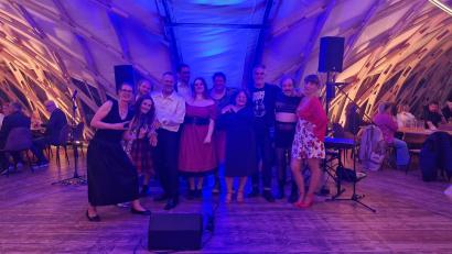Bild: Florian Wein / OVIGO Theater
Das Team des OVIGO Theaters begeisterte das Publikum in Altenstadt/WN mit ihrem "Dinner für Singer".