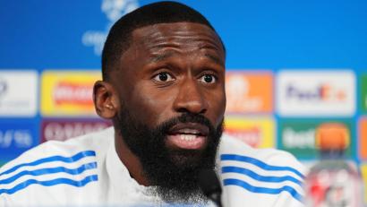 Bild: Martin Rickett/PA Wire/dpa
Antonio Rüdiger steht Berichten zufolge vor einer Vertragsverlängerung bei Real Madrid.