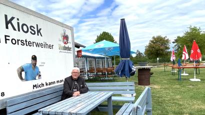 Bild: Völkl
Günter Troidl betreibt den Kiosk am Forsterweiher nun in der vierten Saison. Er hat auch für entsprechende Sitzgelegenheiten gesorgt.