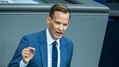 Bild: Michael Kappeler/dpa
Hendrik Streeck warnt vor den Folgen von Sportwettenwerbung. (Archivbild)