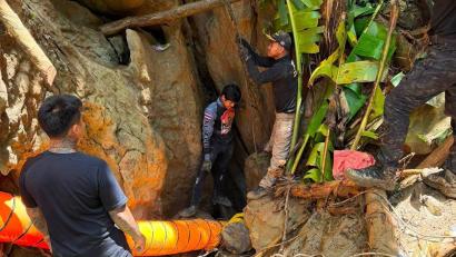 Bild: Uncredited/Metta Tham Rescue Kalasin/AP/dpa
Der Zugang zu der Höhle ist extrem eng.