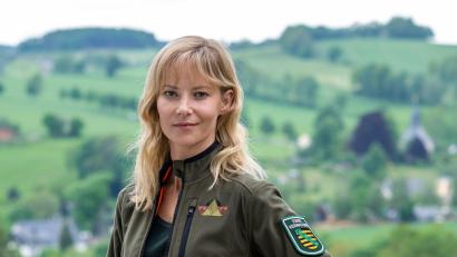 Bild: Hendrik Schmidt/dpa-Zentralbild/ZB
Als Försterin Saskia Bergelt steht Teresa Weißbach im ZDF-„Erzgebirgskrimi“ regelmäßig den Ermittlern zur Seite. (Archivbild)