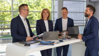 Bild: Sara Neidhardt
Von links: Stefan Pschorn (Verkaufsleiter Außendienst), Ivana Zang (Verlagsleiterin Werbemarkt), Bernhard Weitensteiner (Leiter Verkaufsinnendienst), Viktor Mittag (Leiter Digitale Vermarktung).