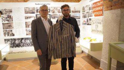Bild: wel
Martin Scharf (links) übergab die Häftlingsjacke an den Museumsleiter Johannes Steidl