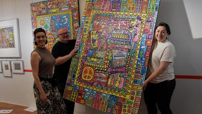 Bild: ubb
Galerist Thomas Herrmann, seine Mitarbeiterin Sabrina Kalcher (links) und Museumsleiterin Birgit Plößner (rechts) haben 500 Exponate von James Rizzi im Museumsquartier platziert.