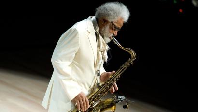 Bild: Peter Kollanyi/MTI/dpa
Der Jazz-Saxofonist Sonny Rollins ist im Alter von 95 Jahren gestorben. (Archivbild)