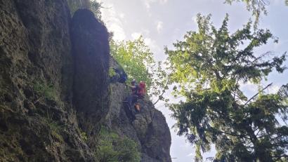 Bild: Alexander Renner, Bergwacht Bayern 
Bergretter im dritten Teil des Höhenglückssteiges im Hirschbachtal bei der 
Rettung eines entkräfteten Patienten.