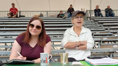 Bild: lg
Am Regiepult alles im Blick: Regisseurin Karin Michl (rechts) und Co-Regisseurin Verena Hergl.