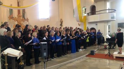 Bild: sei
Eine erfolgreiche Premiere legte der Chor Wellenklang in der katholischen Kirche in Weiherhammer hin.
