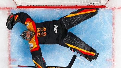 Bild: Andreas Becker/Keystone/dpa
Symbolträchtig: Deutschlands Torhüter Philipp Grubauer liegt auf dem Eis.