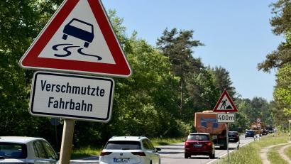 Bild: upl
Verkehrsschilder weisen auf die Baustelle auf der B85 hin.