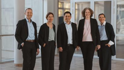 Bild: Sara Neidhardt
Von links: Thomas Maul (Geschäftsführer), Viola Vogelsang-Reichl (Geschäftsführende Verlegerin), Johannes Zettl (Geschäftsführer), Sabine Pistor (Verlegerin) und Dr. Stefanie Shanahan-Kleikamp (Verlegerin und Leiterin Zentrales Marketing).