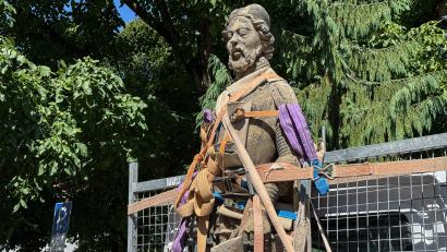 Bild: Stephan Huber
Mit Spanngurten rundherum fest fixiert: So wurde die Statue des Heiligen Wenzel bzw. Kaiser Karl IV. am Dienstag auf der Ladefläche eines Pritschenwagens abtransportiert – sie wird ein einer Fachwerkstatt restauriert.