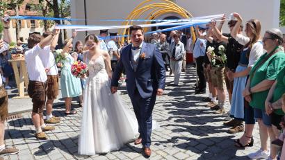 Bild: mrr
Magdalena und Phillip Haas durchschritten nach der kirchlichen Trauung in Rieden ein Spalier der Vereine.