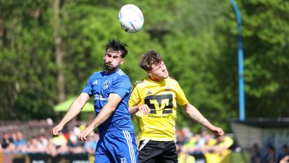 Bild: DIETER JAESCHKE
Der Etzenrichter Deniz Bock liefert sich ein Kopfballduell mit Tim Weisenberger vom SV Hahnbach. Der SVE hat nach der überstandenen ersten Relegationsrunde nun SV Wenzenbach vor der Brust.