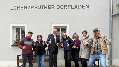 Bild: Stadt Marktredwitz
Die Dorferneuerung Lorenzreuth erhält den Staatspreis 2026. Darüber freuen sich die Beteiligten.