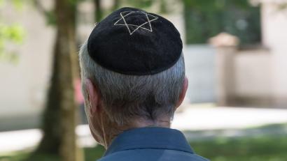 Bild: Peter Kneffel/dpa
Trotz eines Rückgangs im vergangenen Jahr ist die Zahl der antisemitischen Straftaten in Bayern seit 2022 deutlich gestiegen. (Symbolbild)