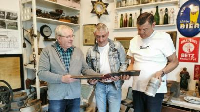 Bild: Portner
Im Heimatmuseum Stadlern gibt es laufend Neues: Peter Lampl (rechts) und Johann Vogl (links) präsentieren Bürgermeister Michael Riedl in der Abteilung "Brauerei und Bier" ein Album mit alten Postkarten.