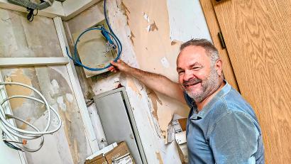 Bild: Gerd Pöhlmann
Gebäudeeigentümer Gerald Sacher hat den Humor noch nicht verloren. Er hält das Ende des Kabels in Händen, das im August 2025 gelegt wurde, von dem jedoch niemand mehr etwas weiß und das deshalb für die Telekom nicht existent ist.