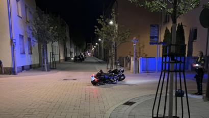 Symbolbild: PI Schwandorf, POM Gröbner
Unfallflucht in Schwandorf: Ein 31-jähriger Motorradfahrer wird leicht verletzt. Zeugen notieren das Kennzeichen des flüchtigen Fahrers.
