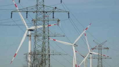 Bild: Carsten Rehder/dpa
Strom aus Windkraft wird über weite Strecken geleitet. (Symbolbild)