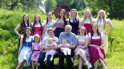 Bild: jp
Oma Lisbeth Kopf und Opa Hans Kopf sind stolz auf ihre 10 Enkelinnen und ihre 3 Urenkelinnen