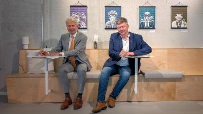 Bild: Julia Härteis/ Wirtschaftsförderung Amberg
Hochschulpräsident Professor Dr. Clemens Bulitta und der Geschäftsführer der Amberger Wirtschaftsförderung, Karlheinz Brandelik, unterzeichneten die Kooperationsvereinbarung.