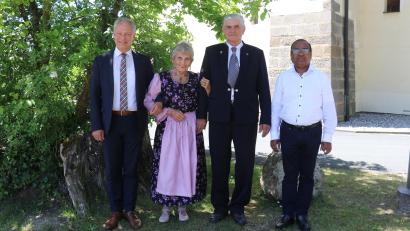 Bild: Wilhelm Ertl
Das Jubelpaar Gisela und Hermann Pretsch mit Bürgermeister Thorsten Grädler und Stadtpfarrer Hrudaya Kumar Madanu.