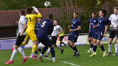 Bild: Hans Mark
Der SV Schwandorf-Ettmannsdorf II (blau) möchte den Wiederaufstieg in die Bezirksliga klarmachen.