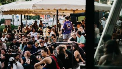 Archivbild: Mixed Media Arts/exb
Die Open Stage in Amberg hat schon an mehreren Orten stattgefunden. Neben dem (hier am Bild) Beanery war sie auf der Dachterasse des Kinos oder im Trio. Für das Altstadtfest geht es heuer in den Casino Biergarten.